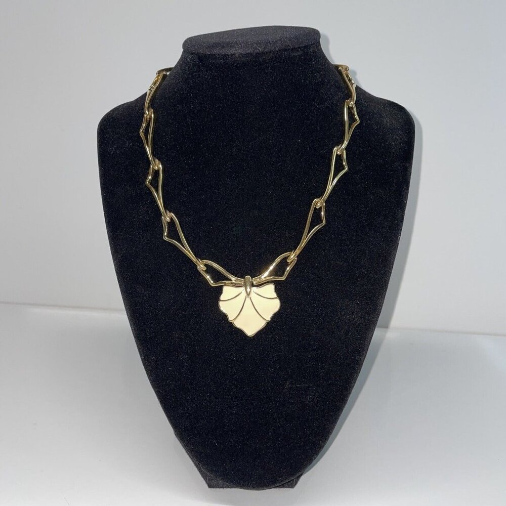 Vintage Monet White Enamel Shell Pendant Choker‎ on Elegant Goldtone Chain N2 - Picture 12 of 12
